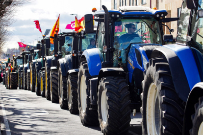 Las organizaciones agrarias Asaja, Ugal-Upa, Ucale-Coag y UCCL celebran una tractorada por las calles de León bajo el lema ‘Exigimos precios rentables y normas flexibles’.