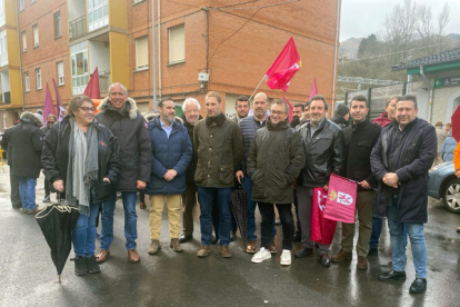 Unión del Pueblo Leonés y Foro Asturias protagonizan una concentración en la localidad asturiana de Pola de Lena.