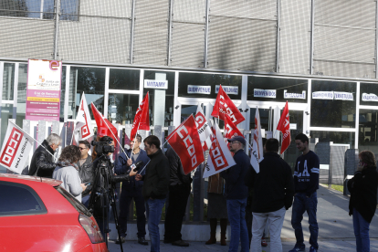 Empleados públicos en una concentración de protesta ante la delegación territorial de la Junta.