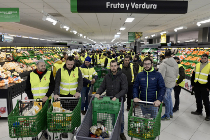 Unos cien agricultores han entrado esta mañana en un supermercado de La Bañeza.