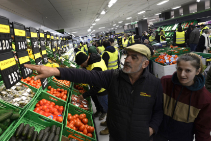 Los agricultores asaltan varios supermercados en León