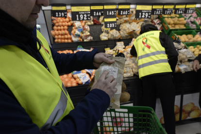 Los agricultores asaltan varios supermercados en León