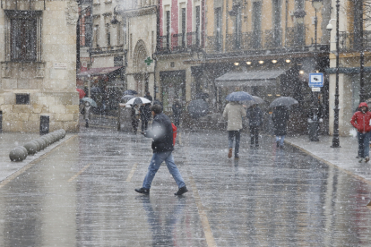 Ha nevado con fuerza en la ciudad de León este lunes.