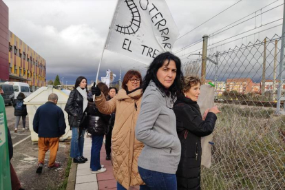 La alcaldesa, en la reivindicación del soterramiento el día de estreno del AVE a Asturias