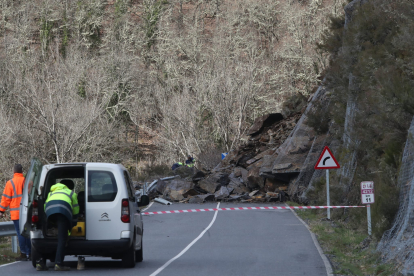 Derrumbe en la carretera de Faro a Peranzanes que mantiene aislado el valle de Fornela