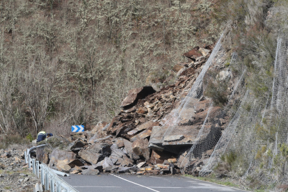 Derrumbe en la carretera de Faro a Peranzanes que mantiene aislado el valle de Fornela