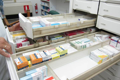 Medicamentos en una farmacia

La Federación de Asociaciones de Barrios de Zaragoza (FABZ) ha presentado una denuncia ante la Agencia Española de Protección de Datos por la 