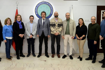 Los profesores de la ULE José Alberto Benítez y Héctor Alaiz, posan con el Rector de la Univ. de Bursa, Ferudun Yilmaz,  y otros profesores