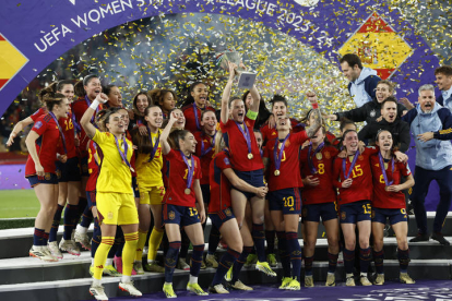Jugadoras y cuerpo técnico celebran el triunfo en la final y la consecución del título.