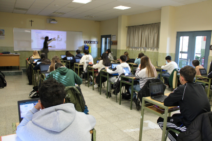 Un aula con chicos y chicas de la ESO en el colegio Don Bosco de León