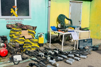Armas de aire comprimido incautadas por la Guardia Civil.