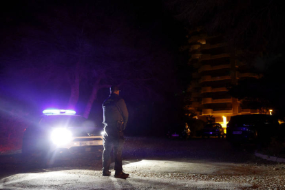La Guardia Civil investiga el hallazgo esta noche de los cadáveres de tres hombres de nacionalidad colombiana que presentaban impactos de bala junto a un coche en Gola de Pujol, una zona cercana a El Saler, en Valencia. EFE/Kai Forsterling