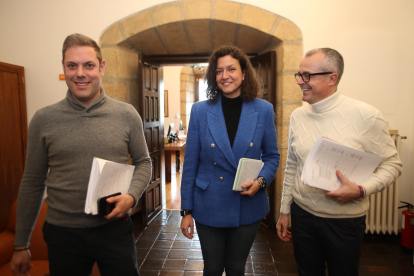 Iván Alonso, Lidia Coca y Luis Antonio Moreno, con el borrador de presupuestos.