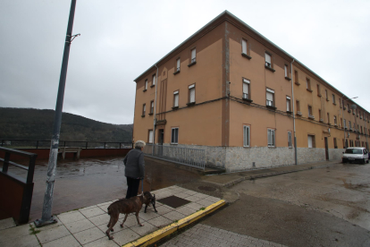 El edificio de viviendas se encuentra en el barrio de Las Obras de Toreno.
