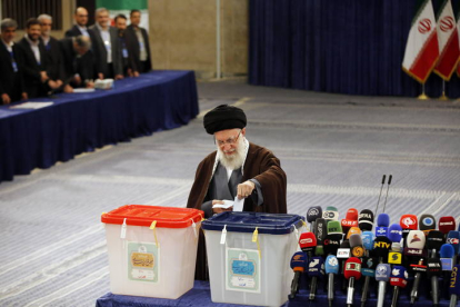 líder supremo de Irán votando