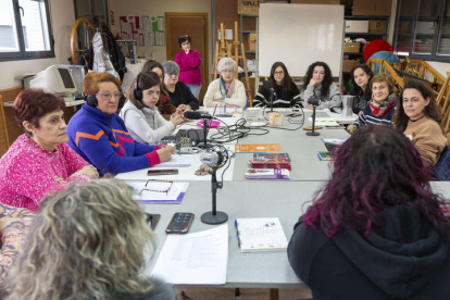 Un nutrido grupo de mujeres durante la emisión del programa de Radio Ciami de los viernes en el Centro Cívico de Navatejera.