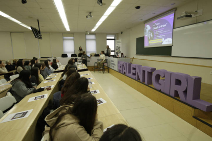 Chicas del grupo Stem Talent Girl de León en el salón de grados de la Escuela de Ingenierías de la ULE dunte la sesión de María Larrea y Andrea Bonecco.