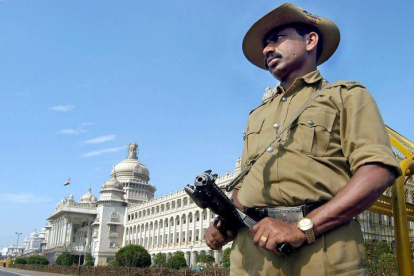 Un policía armado en India.