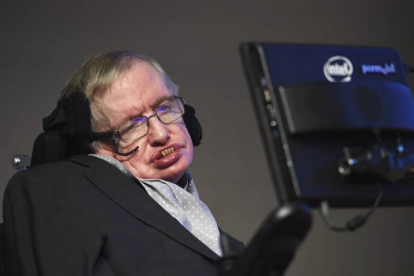 El físico Stephen Hawking durante la entrega de los premios 'Starmus' en la Royal Society en Londres, Reino Unido hoy 16 de diciembre de 2015.