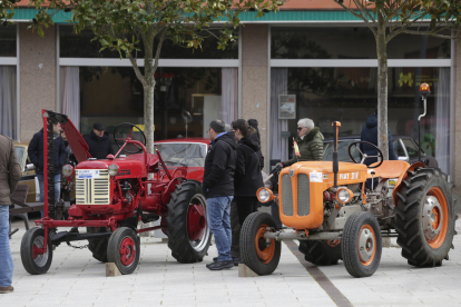 Encuentro de coches clásicos en la Plaza Mayor de Valencia de Don Juan.