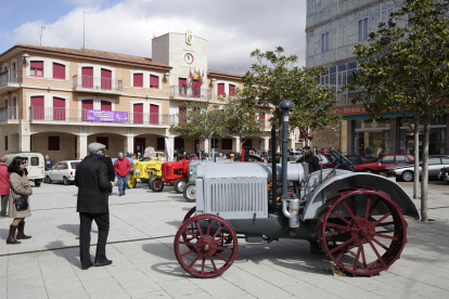 Encuentro de coches clásicos en la Plaza Mayor de Valencia de Don Juan.