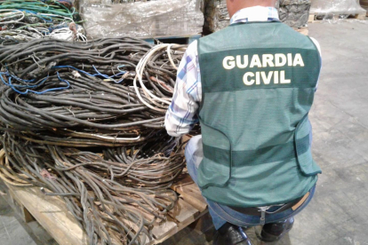 Un agente de la Guaria Civil custodia cables de cobre