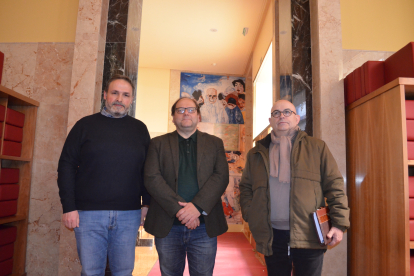 José Luis del Riego, Javier Carrera y Tomás Valle, este miércoles en el teatro de La Bañeza