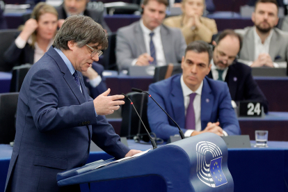 El presidente del gobierno, Pedro Sánchez, durante una intervención de Carles Puigdemont en el Parlamento Europeo.