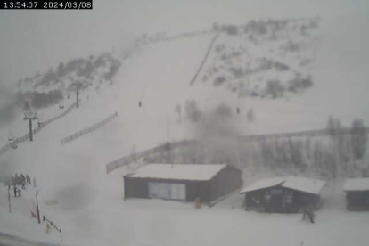 La estación de esquí de Leitariegos, cubierta de nieve.