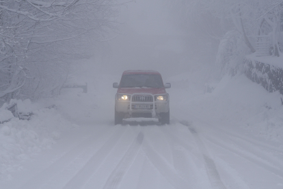 Fotografía de archicvo de un vehículo que circula por una carretera cubierta de nieve.