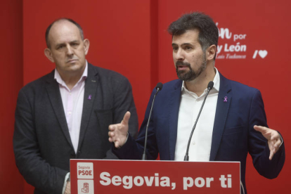 El secretario general del PSOECyL, Luis Tudanca (d), y el secretario provincial del PSOE, José Luis Aceves (i), ofrecen una rueda de prensa, este viernes, en la sede del partido en Segovia. EFE/ Pablo Martín