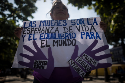 Mujeres participan en una manifestación en conmemoración al Día Internacional de la Mujer, este viernes en Caracas (Venezuela).