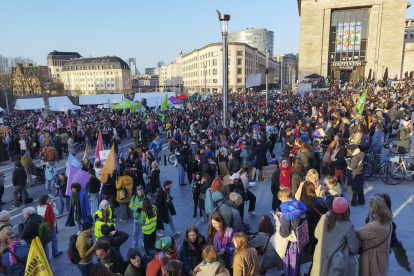 Numerosas personas participan este viernes en una marcha por el Día de la Mujer en Bruselas.