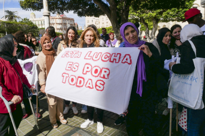 Grupos de mujeres participan en una marcha con motivo del Día Internacional de la Mujer este viernes, en Melilla.