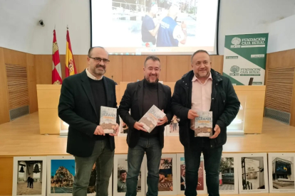 El autor, con Morala y Courel, en la presentación en Ponferrada.