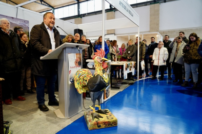 El presidente de la Diputación de León, Gerardo Álvarez Courel, inaugura la XXVI Muestra del Gallo de pluma y mosca artificial de La Vecilla. Junto a él, el alcalde del municipio, Moisés González.