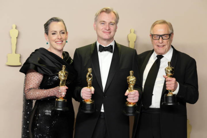 Emma Thomas, Christopher Nolan y Charles Roven posan con los oscar recibidos por 'Oppenheimer'.