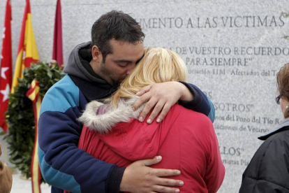 Familiares de víctimas, durante la inauguración de un monumento en la estación de El Pozo dedicado las víctimas de los atentados del 11-M, que dejaron 191 muertos y casi 2.000 heridos, y de los que hoy se cumplen siete años.