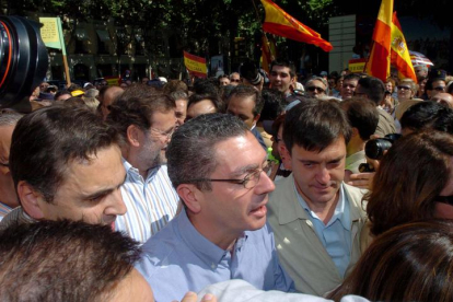 El alcalde de Madrid, Alberto Ruiz Gallardón (c) y el presidente del PP, Mariano Rajoy (izda), a su llegada a la concentración convocada por la Asociación de Víctimas del Terrorismo (ATV) en contra del diálogo con ETA y para exigir 
