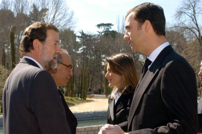 El presidente del PP, Mariano Rajoy, el Alto Comisionado para la atención a las víctimas del terrorismo, Gregorio Peces Barba y los Principes de Asturias (de izq a dcha) conversan en el 