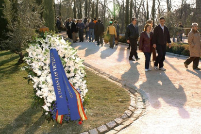 Numerosas personas recorren el Bosque de los Ausentes, un espacio inaugurado en el parque del Retiro como símbolo permanente en memoria de las víctimas de los atentados perpetrados el 11 de marzo de 2004 en Madrid.