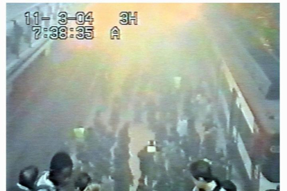 Fotografía tomada de las imágenes captadas por las cámaras de seguridad de la estación de Atocha, distribuidas por Policía Nacional, que muestra la segunda explosión del 11-M, y que han sido emitidas por las cadenas de televisión.