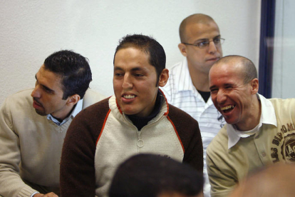 Jamal Zougam, Rachid Aglif, Rafá Zouhier y Abdelilah El Fadoual (izda-dcha), en el interior de la 