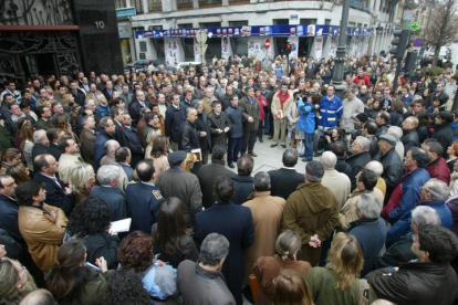 Concentración de repulsa al atentado terrorista del 11M delante del Ayuntamiento de León.