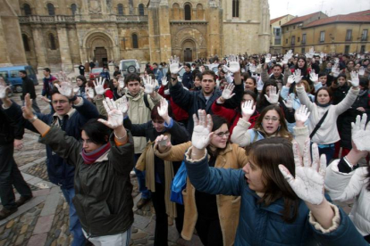 Manifestación espontánea de los estudiantes de la Universidad de León en contra de los atentados terroristas del 11M.