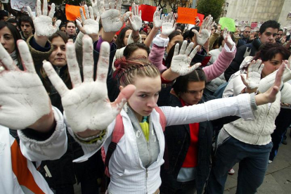 Manifestación espontánea de los estudiantes de la Universidad de León en contra de los atentados del 11M.