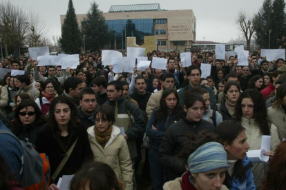 Manifestación espontánea de los estudiantes de la Universidad de León en contra de los atentados terroristas del 11M.