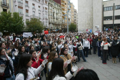 Manifestación espontánea de los estudiantes de la Universidad de León en contra de los atentados terroristas del 11M