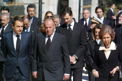 Los Reyes, Juan Carlos y Sofía, acompañados de los Príncipes de Asturias y del presidente del Gobierno, José Luis Rodríguez Zapatero (i), en un momento del acto de inauguración del 