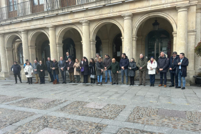 Minuto de silencio frente al Ayuntamiento de San Marcelo en repulsa a los atentados del 11-M el día en que se cumplen 20 años del peor acto terrorista que ha sufrido España.